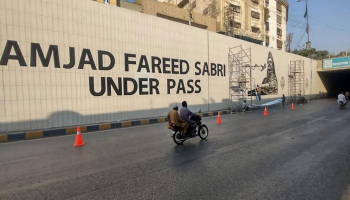 لیاقت آباد انڈر پاس پر ایک شخص برہنہ حالت میں نکل آیا، ٹریفک جام ہوگیا