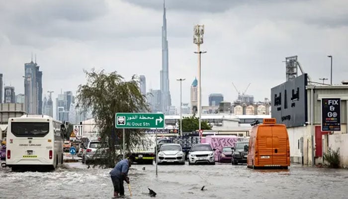 امارات میں شدید بارشیں، سیلاب، سڑکیں زیرِ آب آگئیں