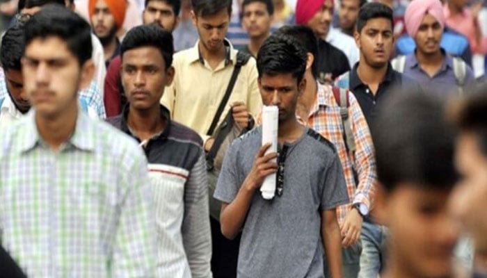 بھارت میں بیروزگاری، 187اسامیوں کیلئے 8 ہزار امیدوار وں میں مقابلہ