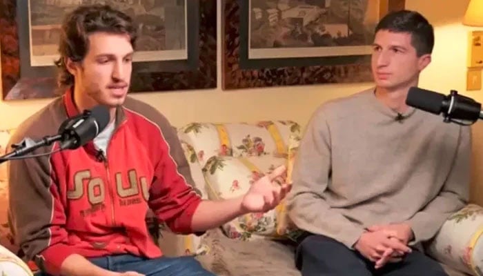 والد کے ساتھ ظالمانہ اور غیر انسانی سلوک کیا جا رہا ہے، سلیمان و قاسم خان