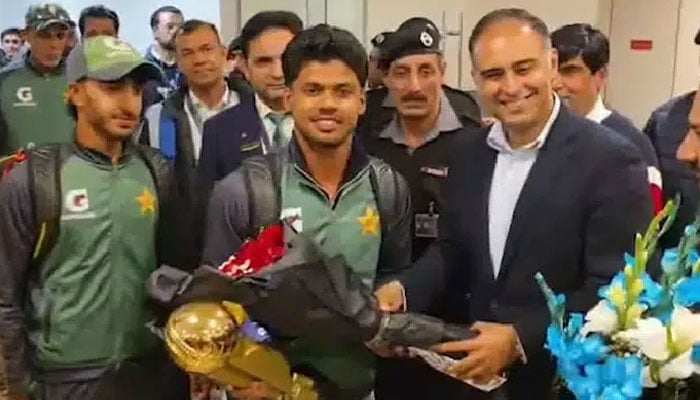 لٹل کرکٹ چیمپئنز کا وطن واپسی پر بے مثال استقبال، محبت کے پھول نچھاور