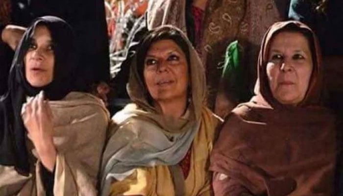 علیمہ خان اور ان کی بہنوں نے اڈیالہ جیل کے باہر دھرنا ختم کردیا