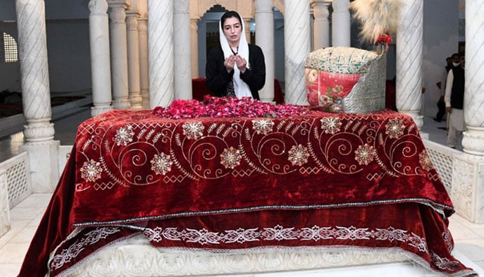 آصفہ بھٹو کی گڑھی خدا بخش میں شہید بینظیر بھٹو کے مزار پر حاضری