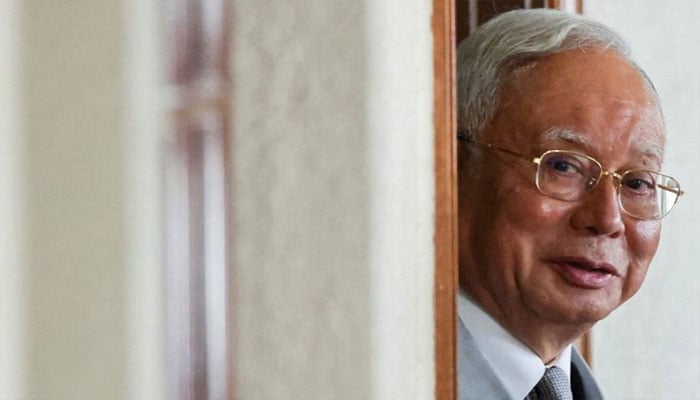 ملائیشیا کے سابق وزیراعظم نجیب رزاق کو 15 سال قید کی سزا