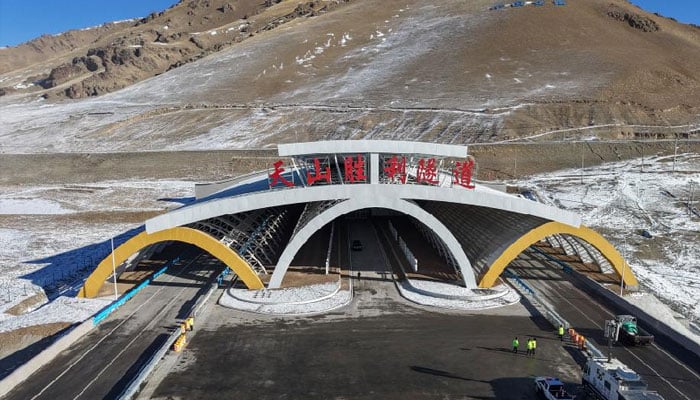 چین کے سنکیانگ میں دنیا کا سب سے طویل ایکسپریس وے ٹنل کھل گیا
