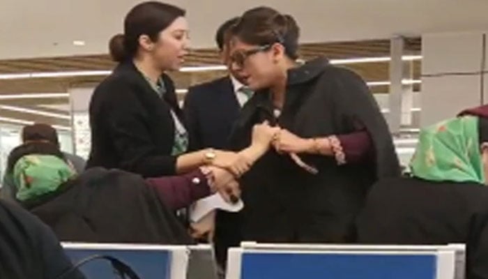 قومی ایئر لائن کی دو فضائی میزبان جدہ ایئرپورٹ پر آپس میں لڑ پڑیں، دونوں معطل