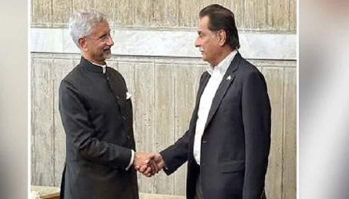 ڈھاکا، پاک بھارت تعلقات میں خوشگوار پیشرفت، جے شنکر خود ایاز صادق کے پاس آئے، مصافحہ بھی کیا