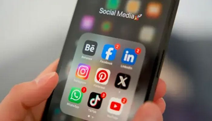 فرانس کا 15 سال سے کم عمر بچوں کیلئے سوشل میڈیا پر پابندی کا منصوبہ