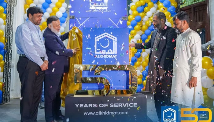 الخدمت کراچی 50 ویں سال میں داخل، تقریب میں کیک کاٹا گیا