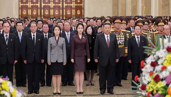 کم جونگ ان کی بیٹی کا اپنے دادا و پردادا کی قبروں کا دورہ، ممکنہ جانشینی کی علامت؟