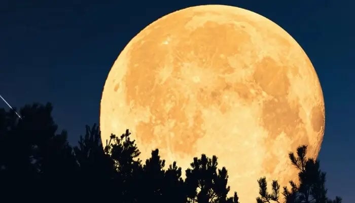 فلکیات میں دلچسپی رکھنے والوں کیلئے اہم خبر، 2026 کا پہلا سپر مون آج نظر آئیگا
