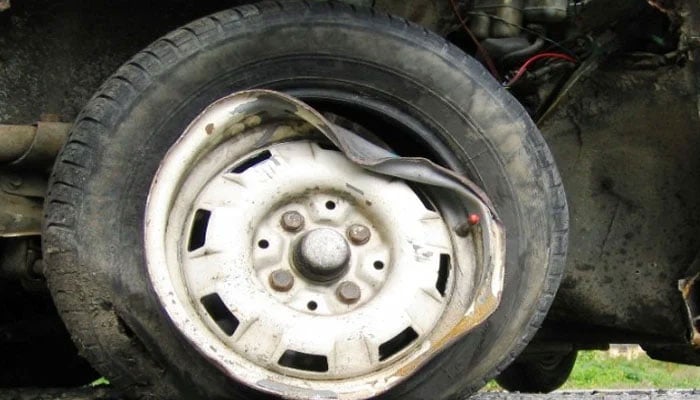 دادو، کوچ اور ٹرالر میں خوفناک تصادم، 2 مسافر جاں بحق، 10 زخمی