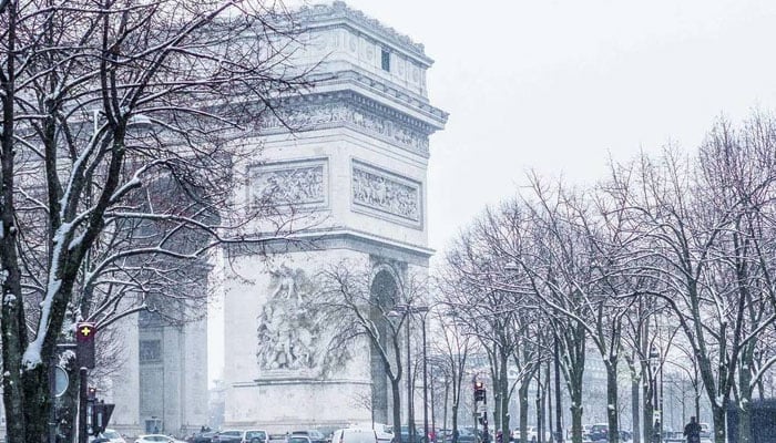 پیرس میں شدید برف باری کا آغاز 23 اضلاع میں اورنج الرٹ جاری