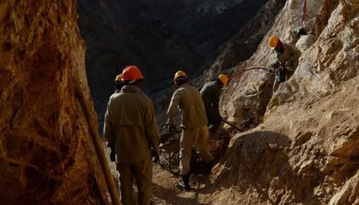 افغانستان، مقامی افراد اور کان کنوں میں سونے کی کان پر جھڑپ، متعدد ہلاکتیں