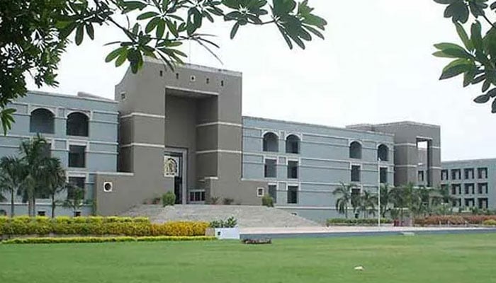 بھارتی ریاست گجرات کی عدالتوں کو بم دھماکوں کی دھمکیاں، کارروائیاں معطل، عمارتیں خالی کرالی گئیں