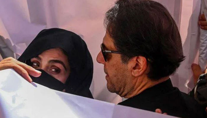 عمران خان سے ان کی اہلیہ بشریٰ بی بی کی ملاقات کروا دی گئی