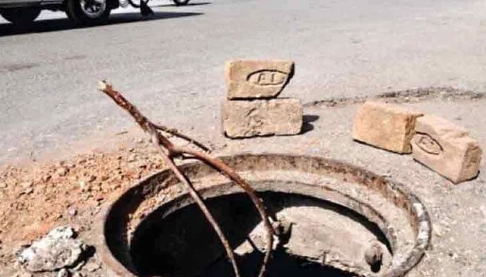 مین ہول میں گرکر بچے کی ہلاکت، میئر کراچی و دیگر فریقین کے وکلاء سے دلائل طلب