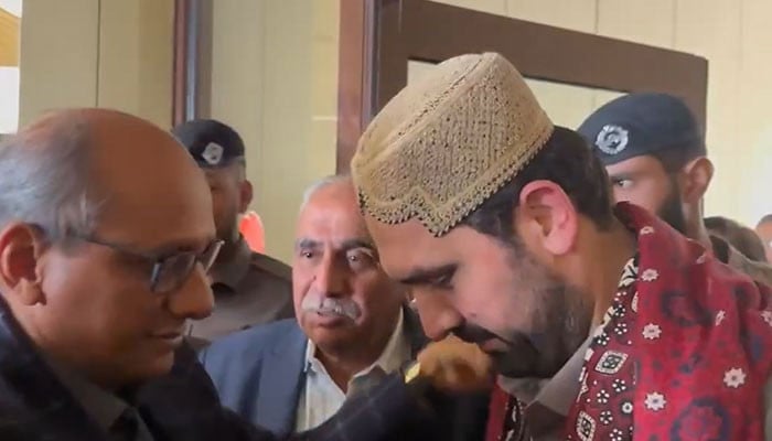 وزیراعلیٰ کے پی کو کراچی میں سرکاری پروٹوکول، اجرک اور سندھی ٹوپی پہنائی