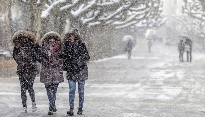 یورپ میں طوفان سے نظام زندگی درہم برہم، بجلی غائب، سینکڑوں اسکول بند