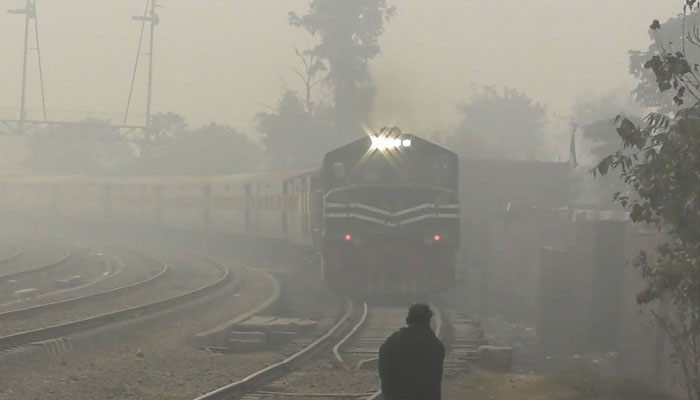 سندھ، پنجاب کے بیشتر میدانی علاقوں میں شدید دھند، ٹرینیں ایک سے 7 گھنٹے کی تاخیر کا شکار
