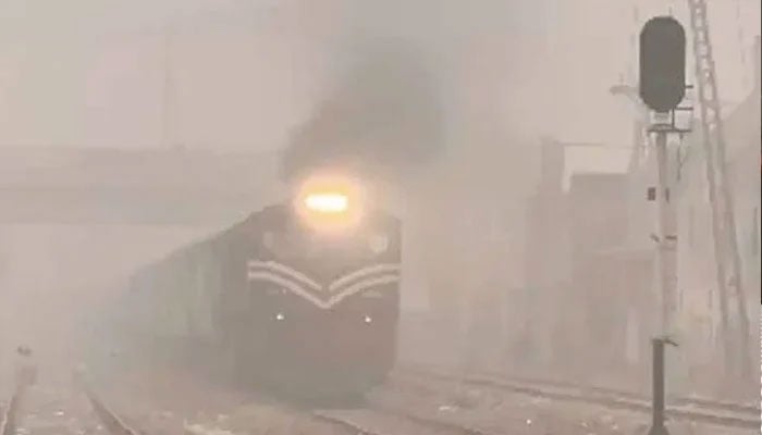 دھند، موسم کی خرابی، کراچی سے جانے والی ریل گاڑیاں پونے 10 گھنٹے تک تاخیر کی شکار