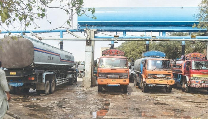 کراچی میں ٹینکرز اور ہائیڈرنٹس کے ذریعے پانی کی فراہم ختم کرنے کا فیصلہ