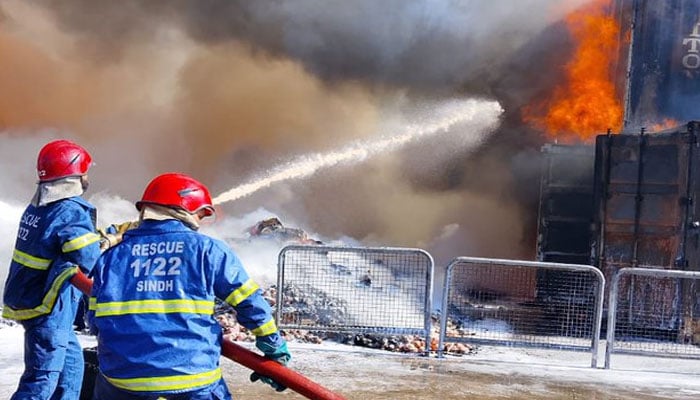 کراچی پورٹ ٹرسٹ، کنٹینرز میں آگ سے لاکھوں روپے کا سامان خاکستر