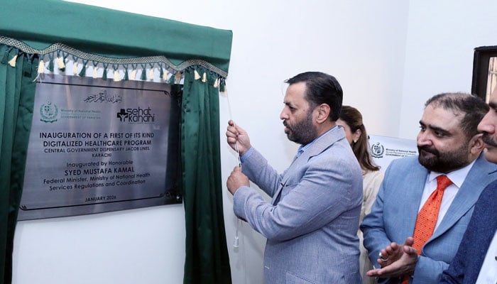 کراچی: وفاقی وزیر صحت کا جیکب لائن میں ڈیجیٹلائزڈ ہیلتھ سینٹر کا افتتاح