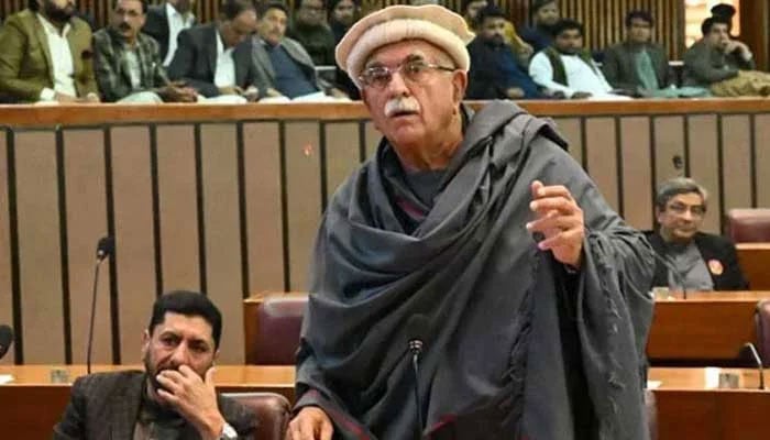 اچکزئی :’’چادر‘‘ کے پیچھے کیا؟