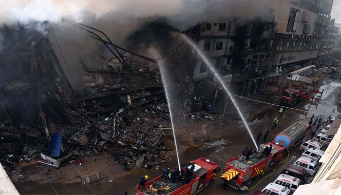 شاپنگ پلازہ آگ سے نہ بچایا جاسکا، 6 جاں بحق 60 لاپتہ، اگر فائر بریگیڈ تاخیر سے پہنچی تو تحقیقات ہوگی، کوئی نظام موجود نہیں تھا، چیف فائر آفیسر