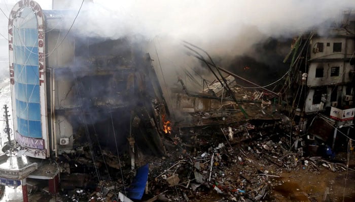 پلازہ آگ، 26 ہلاک، 76 لاپتا، ملبہ ہٹانے، لاشیں نکالنے کا کام جاری، 33 گھنٹے بعد آگ بجھنے پر مشتعل ہجوم کی عمارت میں داخلے کی کوشش، اضافی پولیس طلب