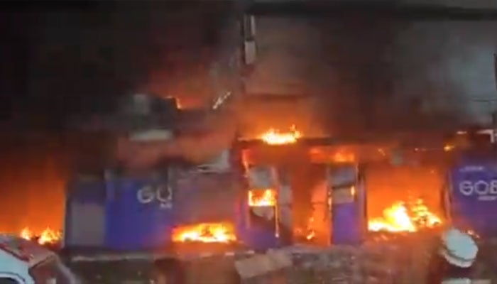 سانحہ گل پلازہ، مختلف سیاسی و مذہبی جماعتوں کے رہنماؤں کا دورہ، سندھ حکومت سے مستعفی ہونے کا مطالبہ