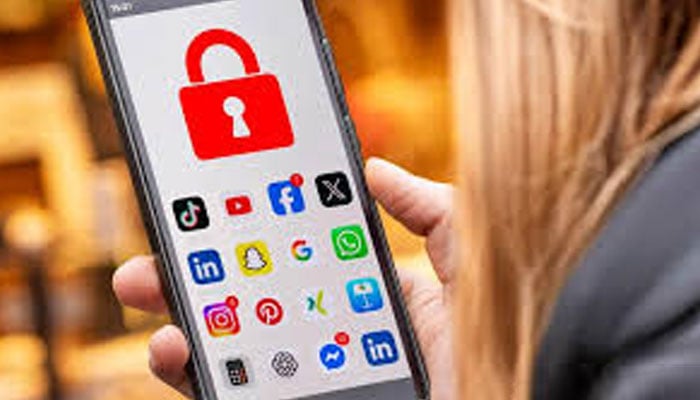 برطانیہ اور فرانس میں نوجوانوں کیلئے سوشل میڈیا پر پابندی زیر غور