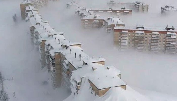 روس کے شہر ’’کامچاٹکا‘‘ میں ’’برفانی قیامت‘‘ مکانات کئی میٹر گہری برف میں دب گئے
