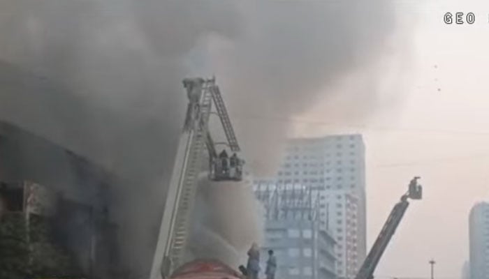 شاپنگ سینٹر کی چھت پر موجود گاڑیوں، موٹرسائیکلز کو اتارلیا گیا