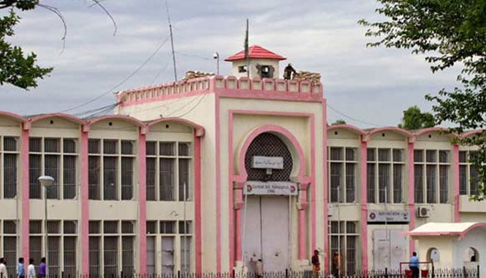 بانی پی ٹی آئی سے اب تک ساڑھے آٹھ سو افراد ملاقات کر چکے، حکومت