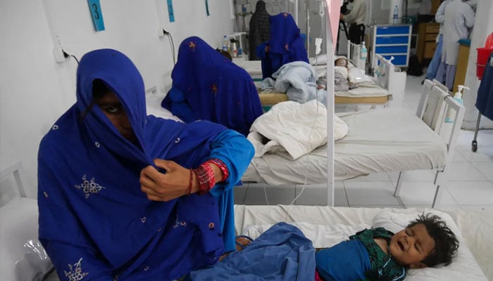 افغانستان میں قحط سالی، غذائی قلت کا شکار بچوں کی مائیں اسپتالوں کی مدد کی منتظر