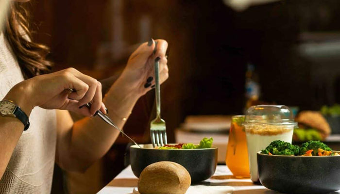 تیزی سے کھانا صحت کیلئے سنگین خطرہ، یہ محض ایک عادت نہیں، ماہرین