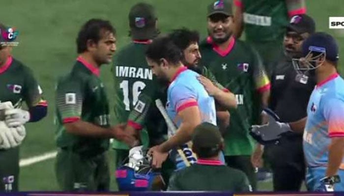 ڈبل وکٹ میچ، پاکستان اور بھارتی کرکٹرز مصافحہ کے بعد بغلگیر