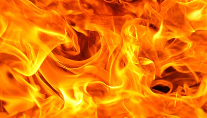 ناظم آباد گتہ فیکٹری میں آگ، لاکھوں کا سامان جل کر خاکستر