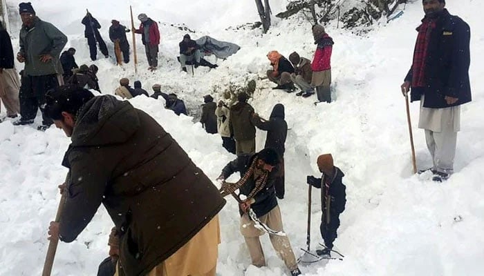 بالائی علاقوں میں برفباری، سڑکیں بند، امدادی کارروائیاں جاری