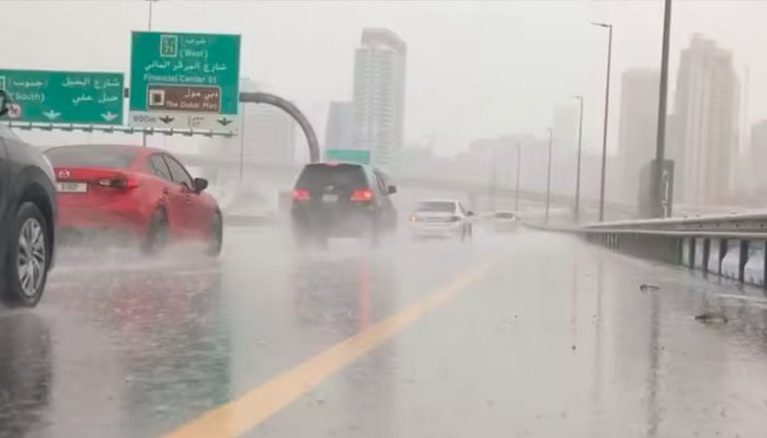 دبئی اور ابوظہبی میں بارش کے بعد موسم سرد ہوگیا