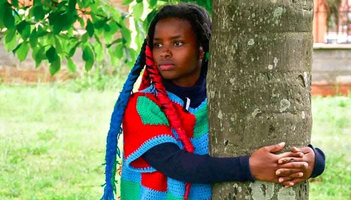 درخت سے 72 گھنٹے لپٹ کر گنیز ورلڈ ریکارڈ کینیا کی ماحولیاتی کارکن کا طاقتور پیغام