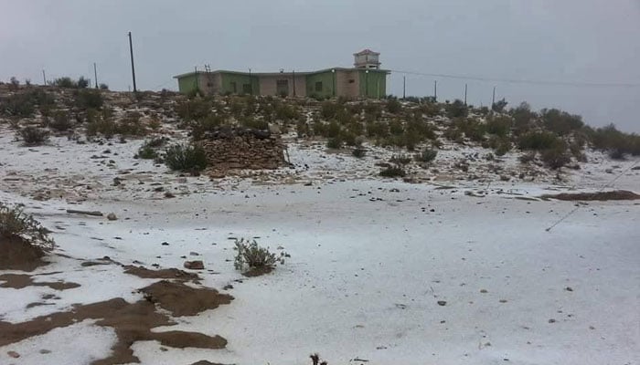 گورکھ ہل پر 13سال بعد برف باری، درجہ حرارت منفی 2  تک گرگیا، سیاح جھوم اٹھے