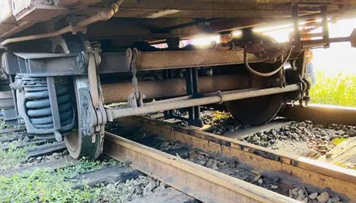 ریلوے ٹریک پر دھماکا، جعفر ایکسپریس کی 3 بوگیاں پٹڑی سے اتر گئیں