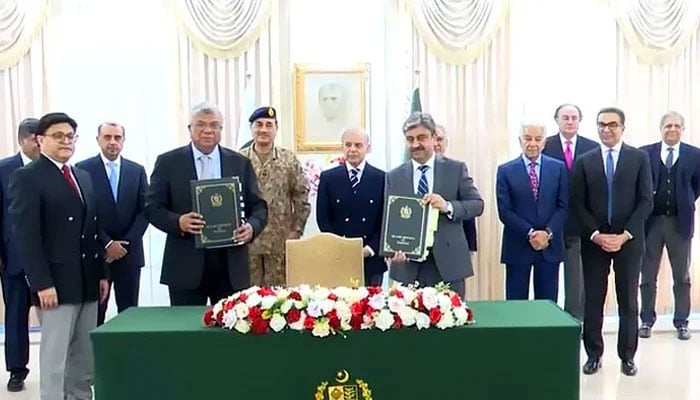 PIA نجکاری عمل مکمل، ٹرانزیکشن دستاویزات پر دستخط، فیلڈ مارشل اور حکومتی ٹیم کا کردار بے مثال، وزیراعظم