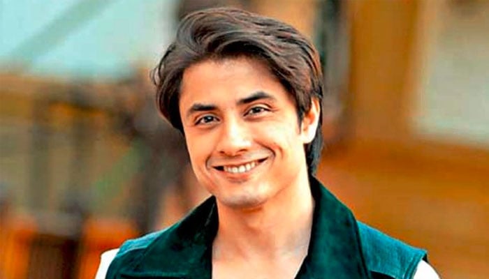 ”خون سے لکھے خطوط ملے ہیں“ گلوکار علی ظفر کے ”ہنسنا منع ہے“ میں دلچسپ انکشاف آج دیکھیں