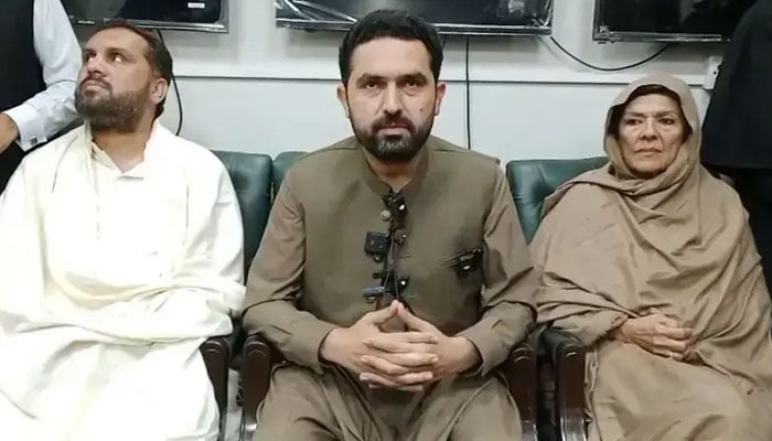 اڈیالہ کے باہر دھرنا، وزیراعلیٰ اور بانی کی بہنوں کے درمیان شدید اختلافات