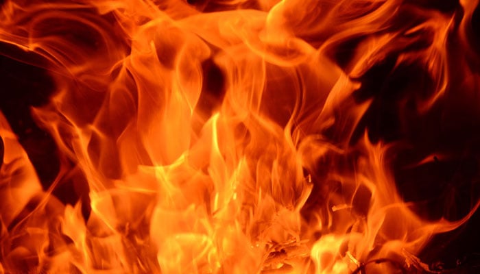 شفیق موڑ پر ہیلمٹ کے وئیر ہاؤس میں آگ