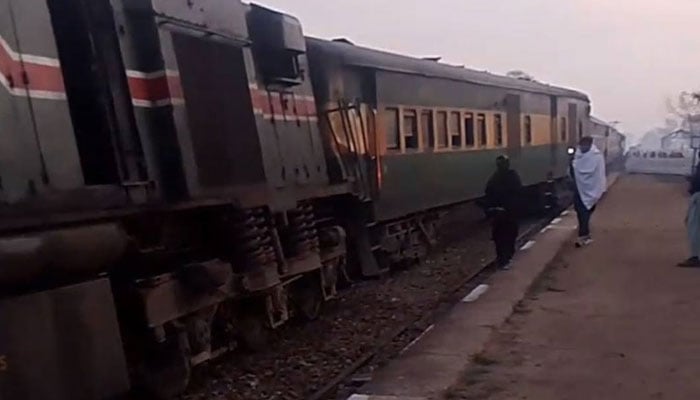 ہزارہ ایکسپریس کی 5 بوگیاں پٹڑی سے اترگئیں، کوئی جانی نقصان نہیں ہوا